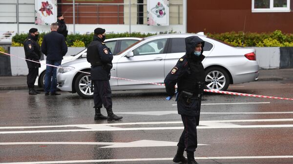 Сотрудники полиции в оцеплении у отделения Альфа-банка в центре Москвы, откуда поступило сообщение, что неизвестный удерживает несколько человек и угрожает взорвать отделение Сотрудники полиции в оцеплении у отделения Альфа-банка в центре Москвы, откуда поступило сообщение, что неизвестный удерживает несколько человек и угрожает взорвать отделение