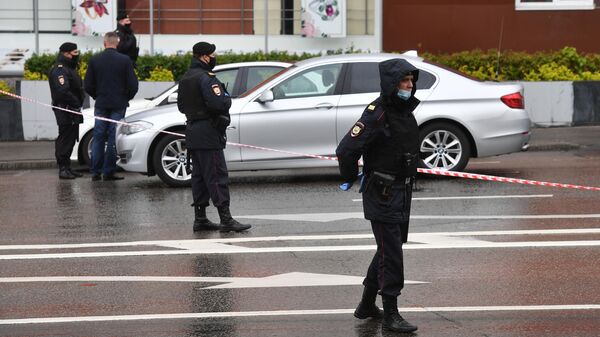 Сотрудники полиции в оцеплении у отделения Альфа-банка в центре Москвы, откуда поступило сообщение, что неизвестный удерживает несколько человек и угрожает взорвать отделение Сотрудники полиции в оцеплении у отделения Альфа-банка в центре Москвы, откуда поступило сообщение, что неизвестный удерживает несколько человек и угрожает взорвать отделение