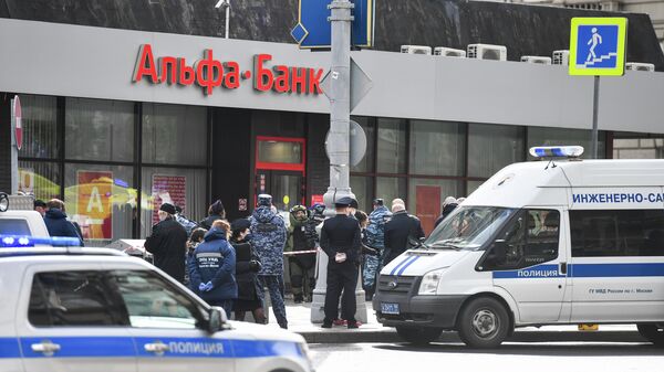 Сотрудники полиции у отделения Альфа-банка в центре Москвы, откуда поступило сообщение, что неизвестный удерживает несколько человек и угрожает взорвать отделение Сотрудники полиции у отделения Альфа-банка в центре Москвы, откуда поступило сообщение, что неизвестный удерживает несколько человек и угрожает взорвать отделение
