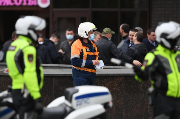 У входа в отделение Альфа-банка в центре Москвы, откуда поступило сообщение, что неизвестный удерживает несколько человек и угрожает взорвать отделение У входа в отделение Альфа-банка в центре Москвы, откуда поступило сообщение, что неизвестный удерживает несколько человек и угрожает взорвать отделение