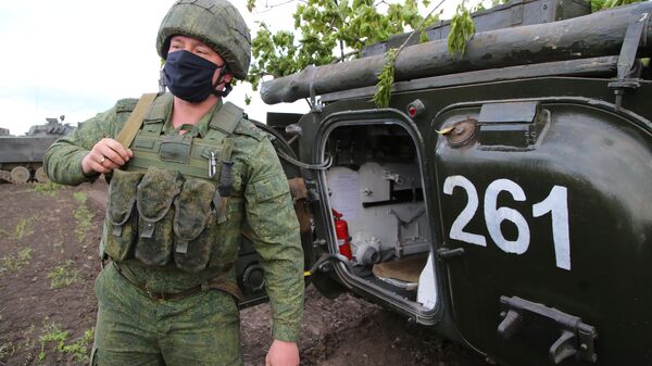 Боец Народной милиции ДНР во время учений в Донецкой области на передовой линии соприкосновения ДНР с Украиной Боец Народной милиции ДНР во время учений в Донецкой области на передовой линии соприкосновения ДНР с Украиной