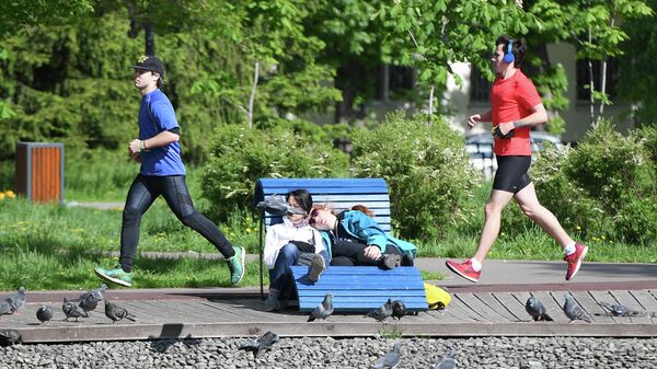 Люди занимаются спортом в парке имени Урицкого в Казани Люди занимаются спортом в парке имени Урицкого в Казани