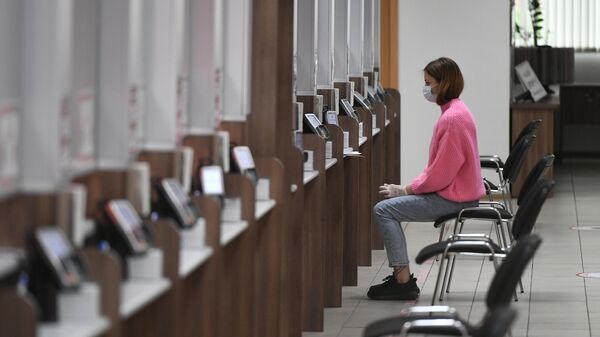 Посетительница в многофункциональном центре Мои документы в Москве Посетительница в многофункциональном центре Мои документы в Москве