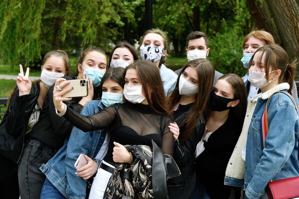 Выпускники средней школы фотографируются после празднования последнего звонка в парке Гагарина в Симферополе Выпускники средней школы фотографируются после празднования последнего звонка в парке Гагарина в Симферополе
