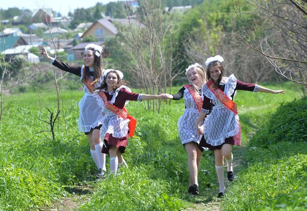Выпускницы во время последнего звонка около сельской школы села Миасское Челябинской области Выпускницы во время последнего звонка около сельской школы села Миасское Челябинской области
