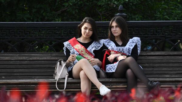 Выпускницы на лавочке на одной из улиц в Новосибирске Выпускницы на лавочке на одной из улиц в Новосибирске