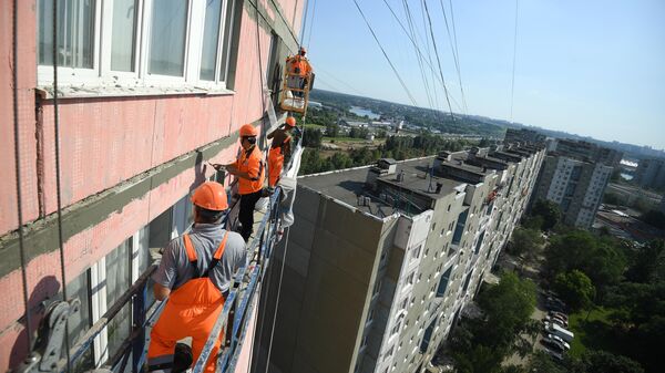абочие проводят ремонт жилого дома в московском районе Капотня