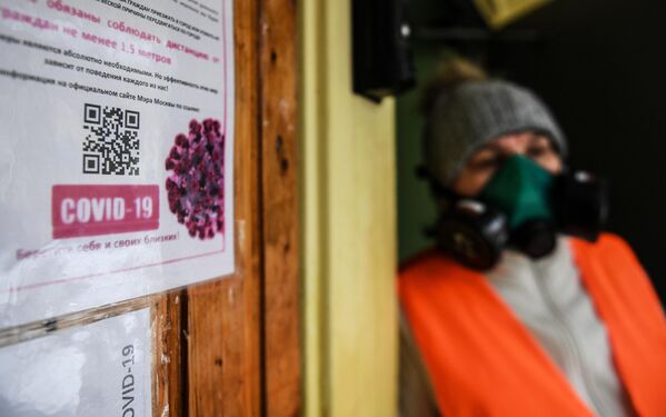 Дезинфекционная обработка в подъезде жилого дома Москвы в рамках профилактики коронавируса Дезинфекционная обработка в подъезде жилого дома Москвы в рамках профилактики коронавируса