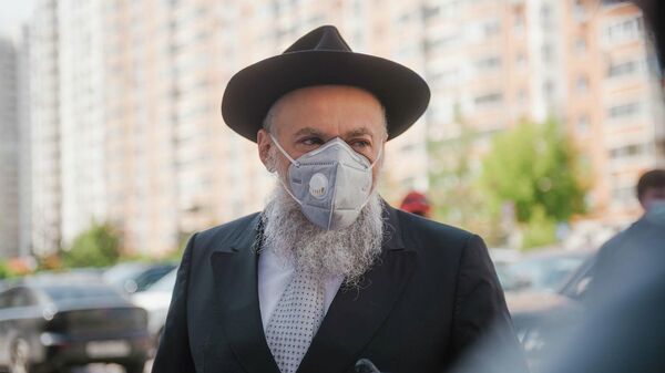 Президент Федерации еврейских общин России (ФЕОР) раввин Александр Борода раздает врачам средства защиты от COVID-19 Президент Федерации еврейских общин России (ФЕОР) раввин Александр Борода раздает врачам средства защиты от COVID-19