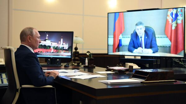 Президент РФ Владимир Путин во время встречи в режиме видеоконференции c губернатором Брянской области Александром Богомазом Президент РФ Владимир Путин во время встречи в режиме видеоконференции c губернатором Брянской области Александром Богомазом