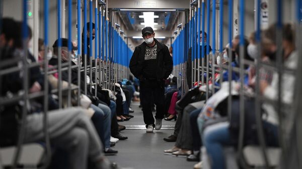 Пассажиры в поезде метро в Москвы Пассажиры в поезде метро в Москвы