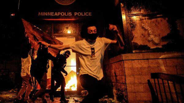 Протестующие в Миннеаполисе поджигают полицейский участок