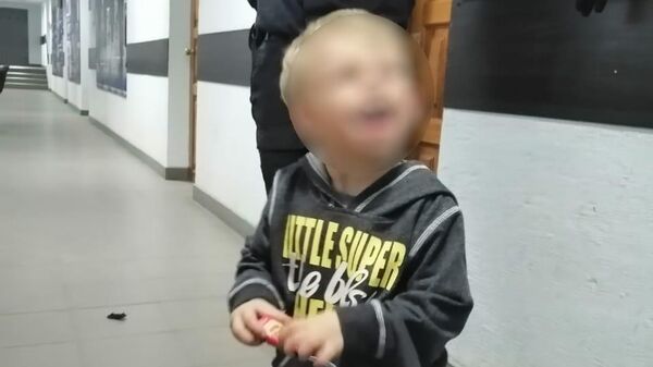 Мальчик, брошенный своей матерью, в отделении полиции в Волгограде Мальчик, брошенный своей матерью, в отделении полиции в Волгограде