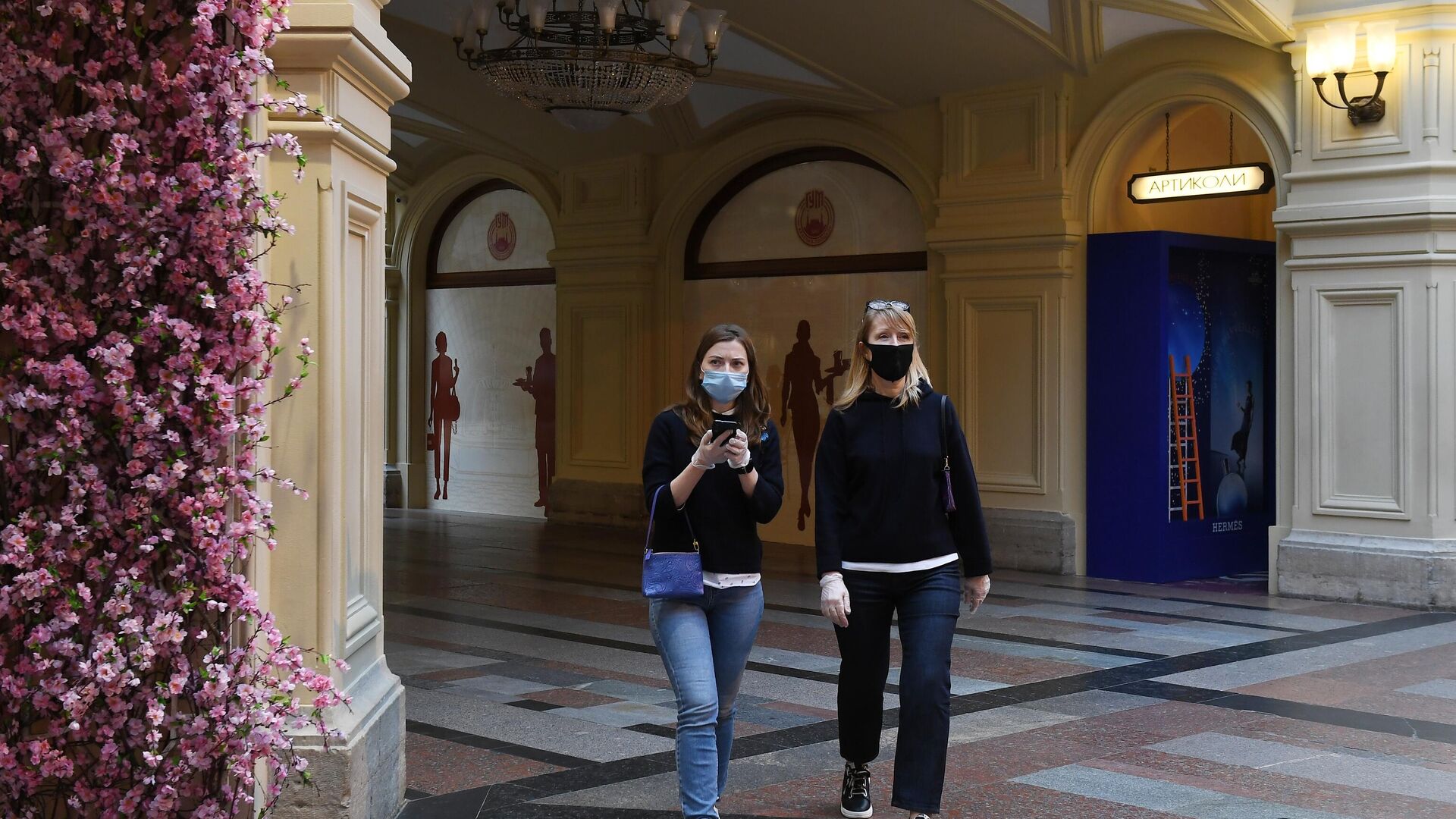 Посетители в защитных масках в ГУМе Посетители в защитных масках в ГУМе - РИА Новости, 1920, 05.10.2020