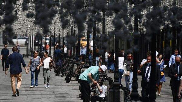 Прохожие на одной из улиц в центре Москвы Прохожие на одной из улиц в центре Москвы