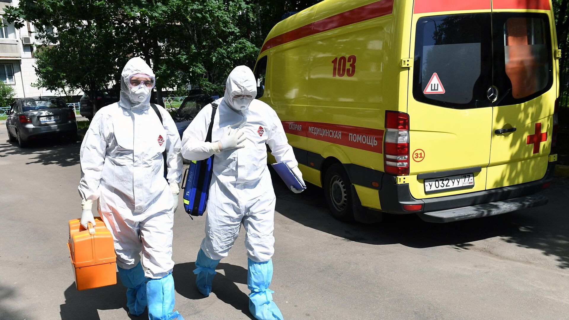 Фельдшеры скорой медицинской помощи подстанции № 34 в Москве во время выезда к пациенту Фельдшеры скорой медицинской помощи подстанции № 34 в Москве во время выезда к пациенту - РИА Новости, 1920, 06.10.2020