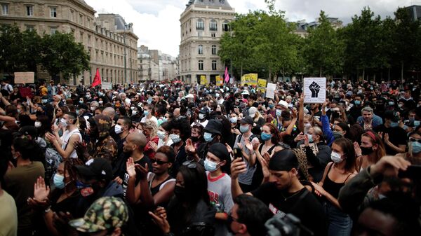 Участники акции протеста против произвола полиции в Париже. 13 июня 2020 Участники акции протеста против произвола полиции в Париже. 13 июня 2020