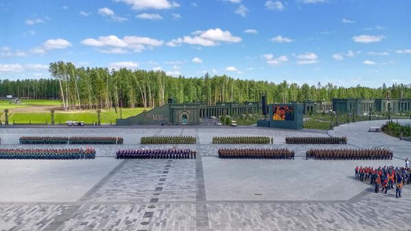 Военнослужащие перед церемонией освящения главного храма Вооруженных сил РФ в парке Патриот в Московской области Военнослужащие перед церемонией освящения главного храма Вооруженных сил РФ в парке Патриот в Московской области