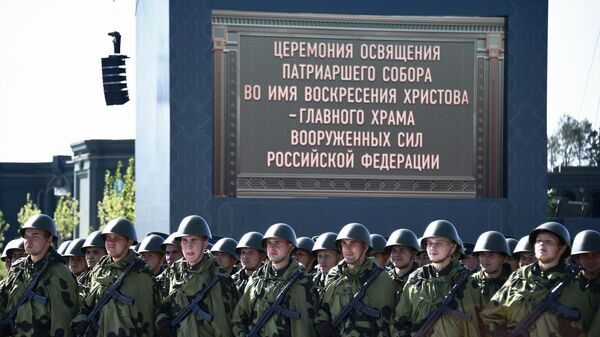 Военнослужащие во время освящения главного храма Вооруженных сил РФ в парке Патриот в Московской области Военнослужащие во время освящения главного храма Вооруженных сил РФ в парке Патриот в Московской области