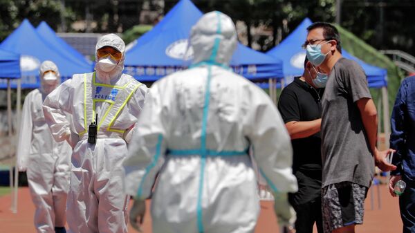Медицинские работники в спортивном центре Guang'an, где проходит тестирование людей на коронавирус, живущих рядом или посещающих рынок Синьфади Медицинские работники в спортивном центре Guang'an, где проходит тестирование людей на коронавирус, живущих рядом или посещающих рынок Синьфади