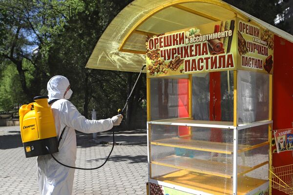 Сотрудник национального парка Кисловодский проводит дезинфекцию парковой территории Сотрудник национального парка Кисловодский проводит дезинфекцию парковой территории