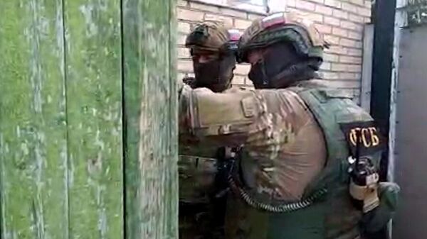 Сотрудники ФСБ во время задержания участников террористической организации Сотрудники ФСБ во время задержания участников террористической организации