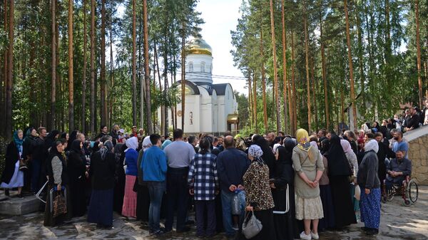 Верующие на территории Среднеуральского женского монастыря в Свердловской области Верующие на территории Среднеуральского женского монастыря в Свердловской области