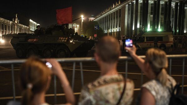 Жители Москвы фотографируют военную технику на Моховой улице время ночной репетиции парада в честь 75-летия Победы в Великой Отечественной войне в Москве Жители Москвы фотографируют военную технику на Моховой улице время ночной репетиции парада в честь 75-летия Победы в Великой Отечественной войне в Москве