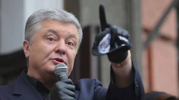 Петр Порошенко выступает у здания Печорского районного суда Петр Порошенко выступает у здания Печорского районного суда