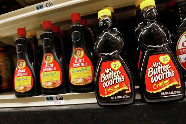 Сиропы брендов Aunt Jemima и Mrs Butterworth's на полке магазина в Бруклине Сиропы брендов Aunt Jemima и Mrs Butterworth's на полке магазина в Бруклине