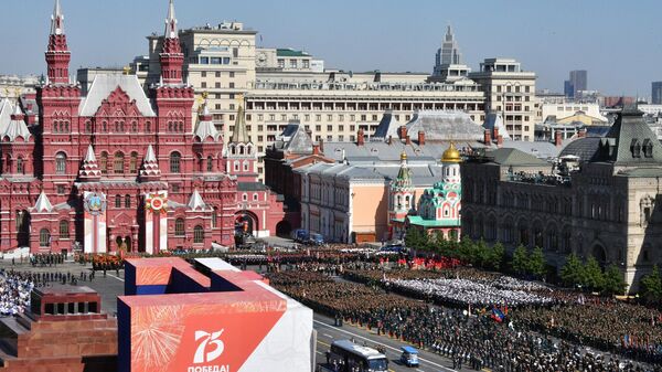 Военнослужащие парадных расчетов перед началом военного парада в ознаменование 75-летия Победы в Великой Отечественной войне 1941-1945 годов на Красной площади в Москве Военнослужащие парадных расчетов перед началом военного парада в ознаменование 75-летия Победы в Великой Отечественной войне 1941-1945 годов на Красной площади в Москве