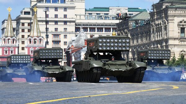 Тяжёлая огнемётная система (ТОС) залпового огня ТОС-1А Солнцепек во время военного парада в ознаменование 75-летия Победы в Великой Отечественной войне 1941-1945 годов на Красной площади в Москве Тяжёлая огнемётная система (ТОС) залпового огня ТОС-1А Солнцепек во время военного парада в ознаменование 75-летия Победы в Великой Отечественной войне 1941-1945 годов на Красной площади в Москве