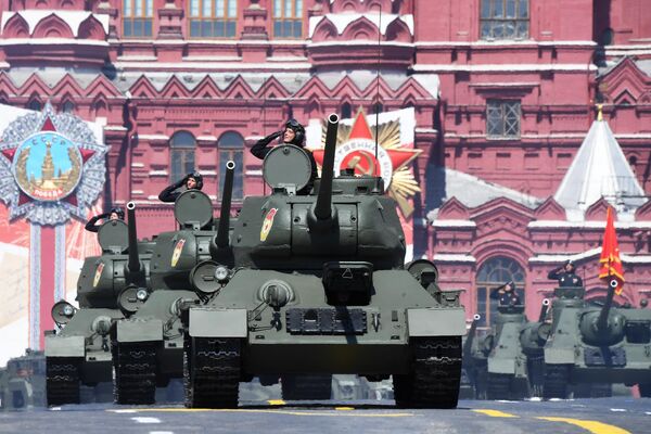 Танк Т-34-85 во время военного парада в ознаменование 75-летия Победы в Великой Отечественной войне 1941-1945 годов на Красной площади в Москве Танк Т-34-85 во время военного парада в ознаменование 75-летия Победы в Великой Отечественной войне 1941-1945 годов на Красной площади в Москве