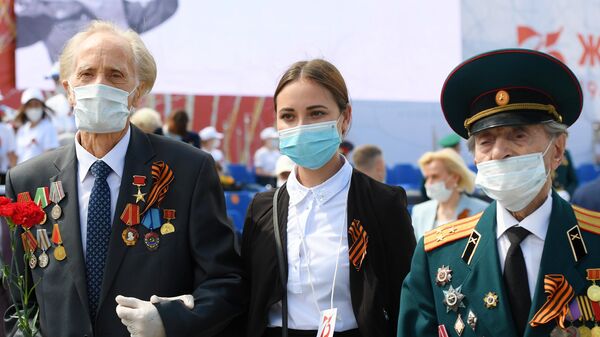 Ветераны Великой Отечественной войны и волонтер победы на военном параде в ознаменование 75-летия Победы в Великой Отечественной войне 1941-1945 годов на площади Свободы в Казани Ветераны Великой Отечественной войны и волонтер победы на военном параде в ознаменование 75-летия Победы в Великой Отечественной войне 1941-1945 годов на площади Свободы в Казани