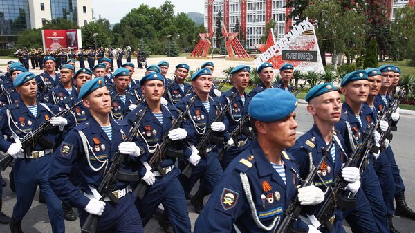 Военнослужащие парадных расчетов на военном параде в ознаменование 75-летия Победы в Великой Отечественной войне 1941-1945 годов в Новороссийске Военнослужащие парадных расчетов на военном параде в ознаменование 75-летия Победы в Великой Отечественной войне 1941-1945 годов в Новороссийске