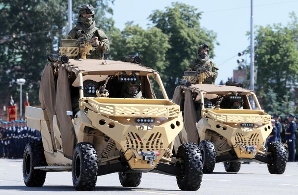 Тактические авто-вездеходы (багги) Сил специальных операций на военном параде в ознаменование 75-летия Победы в Великой Отечественной войне 1941-1945 годов на площади имени Ленина в Туле Тактические авто-вездеходы (багги) Сил специальных операций на военном параде в ознаменование 75-летия Победы в Великой Отечественной войне 1941-1945 годов на площади имени Ленина в Туле