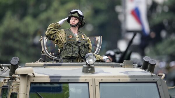 Военнослужащий во время во время военного парада в ознаменование 75-летия Победы в Великой Отечественной войне 1941-1945 годов в Севастополе Военнослужащий во время во время военного парада в ознаменование 75-летия Победы в Великой Отечественной войне 1941-1945 годов в Севастополе