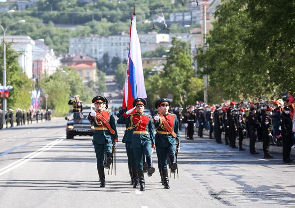 Военнослужащие парадных расчетов на военном параде на военном параде в ознаменование 75-летия Победы в Великой Отечественной войне 1941-1945 годов в Мурманске Военнослужащие парадных расчетов на военном параде на военном параде в ознаменование 75-летия Победы в Великой Отечественной войне 1941-1945 годов в Мурманске