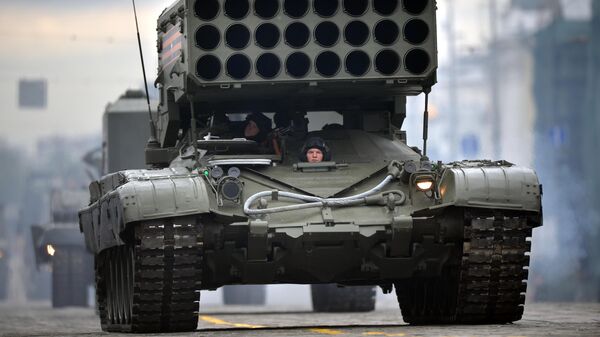 Тяжёлая огнемётная система залпового огня Буратино (ТОС -1А) на базе танка Т-72 во время военного парада в ознаменование 75-летия Победы в Великой Отечественной войне 1941-1945 годов Тяжёлая огнемётная система залпового огня Буратино (ТОС -1А) на базе танка Т-72 во время военного парада в ознаменование 75-летия Победы в Великой Отечественной войне 1941-1945 годов