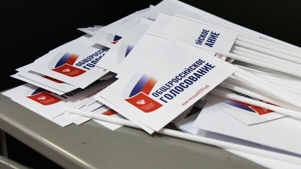 Флажки с символикой голосования по внесению поправок в Конституцию РФ 