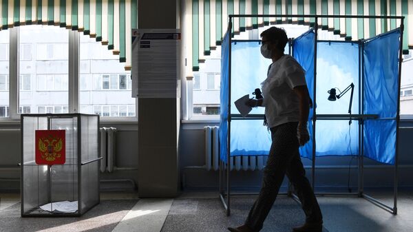 Женщина принимает участие в голосовании по внесению поправок в Конституцию РФ на избирательном участке №1503 в Новосибирске Женщина принимает участие в голосовании по внесению поправок в Конституцию РФ на избирательном участке №1503 в Новосибирске