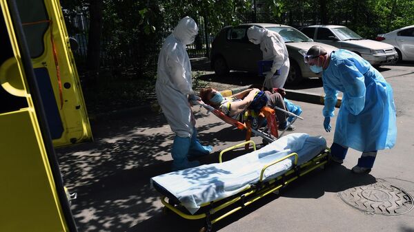 Фельдшеры и водитель скорой медицинской помощи подстанции № 34 в Москве перемещают пациента с подозрением на коронавирус Фельдшеры и водитель скорой медицинской помощи подстанции № 34 в Москве перемещают пациента с подозрением на коронавирус