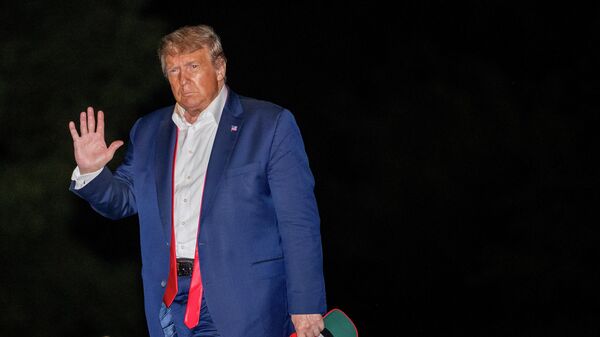 Президент США Дональд Трамп на лужайке Белого дома после предвыборного митинга в городе Талса, штат Оклахома Президент США Дональд Трамп на лужайке Белого дома после предвыборного митинга в городе Талса, штат Оклахома