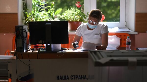 Избирательный участок в Москве, где проходит голосование по вопросу принятия поправок в Конституцию РФ Избирательный участок в Москве, где проходит голосование по вопросу принятия поправок в Конституцию РФ