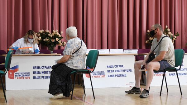 Жители на избирательном участке в Москве, где проходит голосование по вопросу принятия поправок в Конституцию РФ Жители на избирательном участке в Москве, где проходит голосование по вопросу принятия поправок в Конституцию РФ