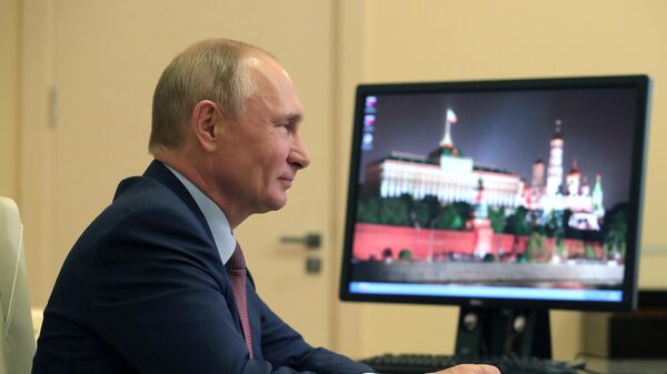 Президент РФ Владимир Путин во время встречи в режиме видеоконференции с участниками общероссийской акции взаимопомощи Мы вместе Президент РФ Владимир Путин во время встречи в режиме видеоконференции с участниками общероссийской акции взаимопомощи Мы вместе