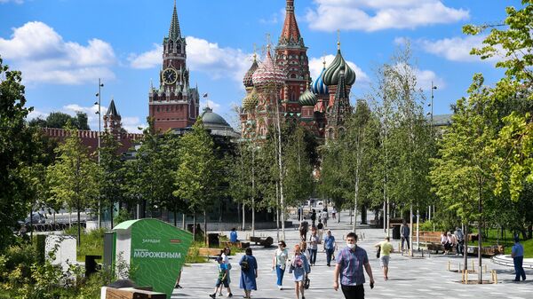 Отдыхающие в природно-ландшафтном парке Зарядье в Москве