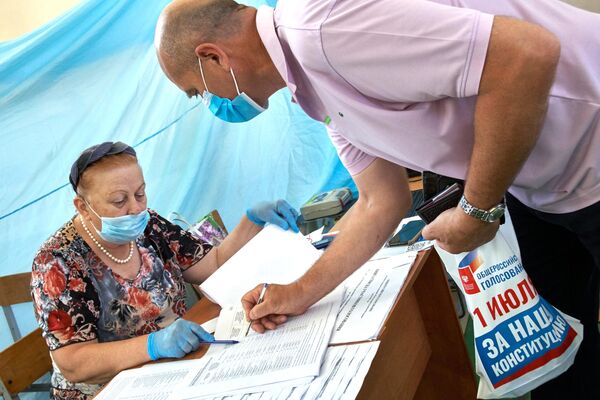 Мужчина на избирательном участке в Севастополе, где проходит голосование по вопросу принятия поправок в Конституцию РФ Мужчина на избирательном участке в Севастополе, где проходит голосование по вопросу принятия поправок в Конституцию РФ