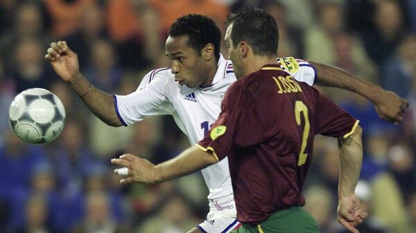 Игровой момент матча 1/2 финала ЕВРО-2000 между сборными Франции и Португалии