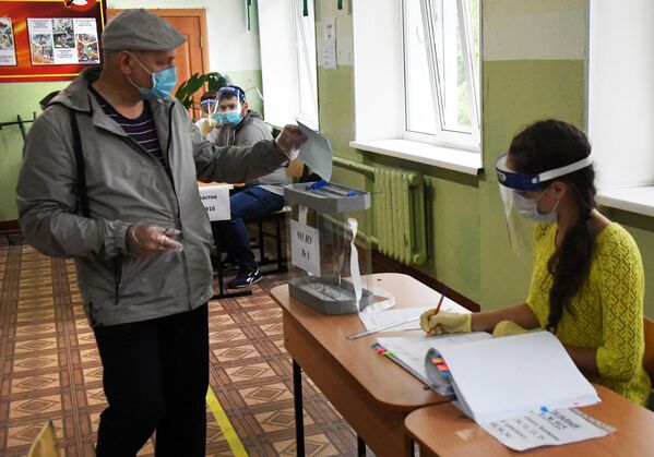 Мужчина во время голосования на избирательном участке по вопросу внесения поправок в Конституцию РФ во Владивостоке Мужчина во время голосования на избирательном участке по вопросу внесения поправок в Конституцию РФ во Владивостоке